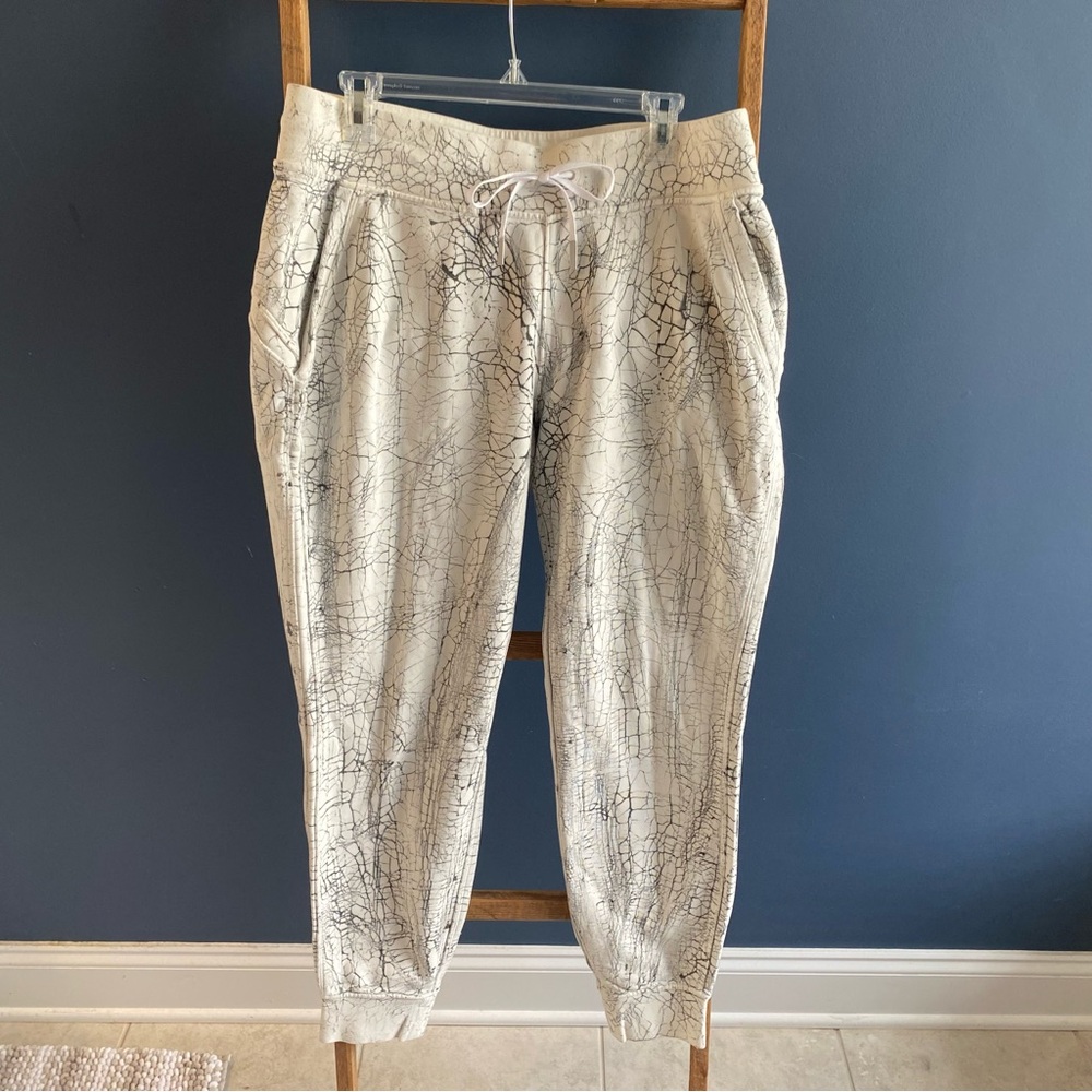 Lululemon Warm Down Joggers sweatpants 7/8 Length
Thread Dye White Black-size 12
